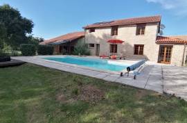 €220000 - Spacious Family Home with Pool, 6 Bedrooms - Peaceful Hamlet Setting, 2.5 km from Village Centre