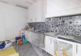 3 bedroom villa with sunroom and backyard in the center of Santarém.