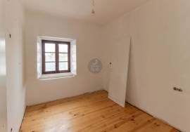 3 bedroom villa with sunroom and backyard in the center of Santarém.