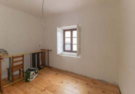 3 bedroom villa with sunroom and backyard in the center of Santarém.