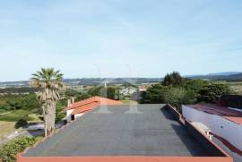Moradia T3 com Armazém e Terreno de 9 640m2 em Olho Marinho, Óbidos