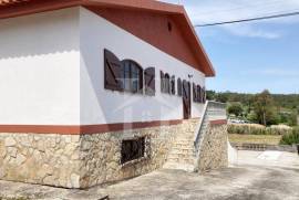 Moradia T3 com Armazém e Terreno de 9 640m2 em Olho Marinho, Óbidos