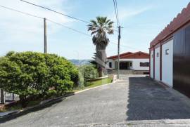 Moradia T3 com Armazém e Terreno de 9 640m2 em Olho Marinho, Óbidos