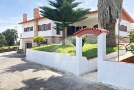 Moradia T3 com Armazém e Terreno de 9 640m2 em Olho Marinho, Óbidos