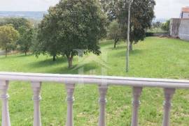 Moradia T3 com Armazém e Terreno de 9 640m2 em Olho Marinho, Óbidos