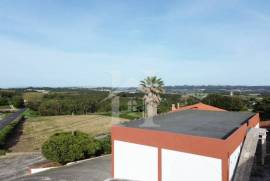 Moradia T3 com Armazém e Terreno de 9 640m2 em Olho Marinho, Óbidos