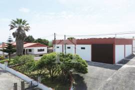 Moradia T3 com Armazém e Terreno de 9 640m2 em Olho Marinho, Óbidos