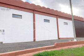 Moradia T3 com Armazém e Terreno de 9 640m2 em Olho Marinho, Óbidos