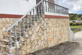 Moradia T3 com Armazém e Terreno de 9 640m2 em Olho Marinho, Óbidos