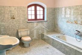 Moradia T3 com Armazém e Terreno de 9 640m2 em Olho Marinho, Óbidos