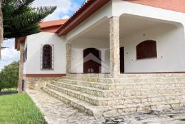 Moradia T3 com Armazém e Terreno de 9 640m2 em Olho Marinho, Óbidos