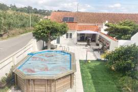 Moradia T2 Renovada com Piscina e Garagem em Olho Marinho, Óbidos