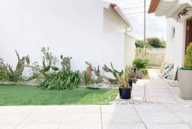 Moradia T2 Renovada com Piscina e Garagem em Olho Marinho, Óbidos