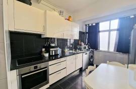 3-Bedroom Apartment – Rinchoa
Discover this spacious 3-bedroom apartment, located on the quiet and well-situated Rua da Choupaninha in Sintra