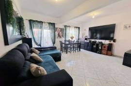 3-Bedroom Apartment – Rinchoa
Discover this spacious 3-bedroom apartment, located on the quiet and well-situated Rua da Choupaninha in Sintra