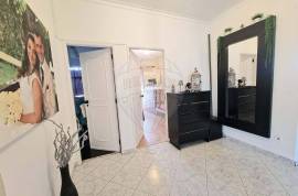 3-Bedroom Apartment – Rinchoa
Discover this spacious 3-bedroom apartment, located on the quiet and well-situated Rua da Choupaninha in Sintra
