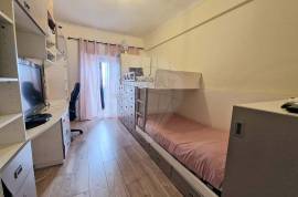 3-Bedroom Apartment – Rinchoa
Discover this spacious 3-bedroom apartment, located on the quiet and well-situated Rua da Choupaninha in Sintra