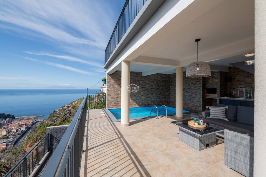 Charming Remodeled Villa with Two Independent Units