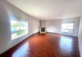 T4 with Box Garage – Rua Columbano Bordalo Pinheiro, Caldas da Rainha