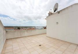 1 + 1 bedroom apartment with 1 parking lot and 2 private terraces located in the center of Tunis