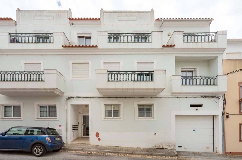 1 + 1 bedroom apartment with 1 parking lot and 2 private terraces located in the center of Tunis