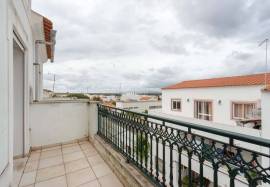 1 + 1 bedroom apartment with 1 parking lot and 2 private terraces located in the center of Tunis