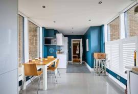 Stunning 2 Bed Riverview Apartment for Sale in Clove Hitch Quay, Battersea London