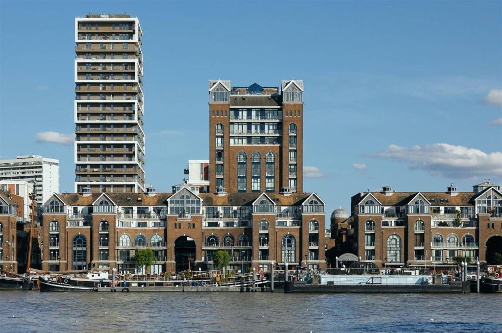 Stunning 2 Bed Riverview Apartment for Sale in Clove Hitch Quay, Battersea London