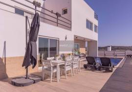 Stunning luxury 5-bedroom villa, located in the prestigious area of Alto Lagoal, Caxias - Oeiras Stunning luxury 5-bedroom villa, located in the prestigious area of Alto Lagoal, Caxias - Oeiras