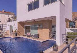 Stunning luxury 5-bedroom villa, located in the prestigious area of Alto Lagoal, Caxias - Oeiras Stunning luxury 5-bedroom villa, located in the prestigious area of Alto Lagoal, Caxias - Oeiras