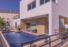 Stunning luxury 5-bedroom villa, located in the prestigious area of Alto Lagoal, Caxias - Oeiras Stunning luxury 5-bedroom villa, located in the prestigious area of Alto Lagoal, Caxias - Oeiras
