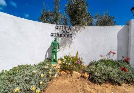 Prestige for Home – Luxury 4 bedroom villa with pool, garden, barbecue - in Quarteira