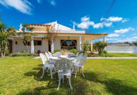 Prestige for Home – Luxury 4 bedroom villa with pool, garden, barbecue - in Quarteira