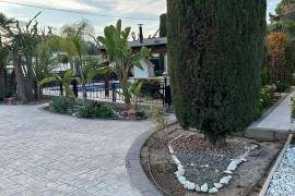 For sale this spectacular villa in one of the most prestigious areas of San Vicente del Raspeig (Alicante)