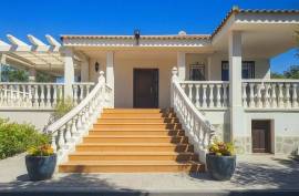 For sale this spectacular villa in one of the most prestigious areas of San Vicente del Raspeig (Alicante)