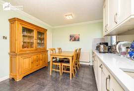 3 bedroom, Semi-detached house for sale