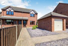 3 bedroom, Semi-detached house for sale