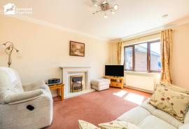 3 bedroom, Semi-detached house for sale