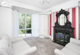 7 bedroom, Semi-detached house for sale