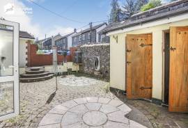 7 bedroom, Semi-detached house for sale