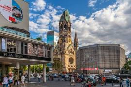 Ready to move! Modern Furnished 2-Room Apartment next to Kurfurstendamm in Prime West Berlin Location