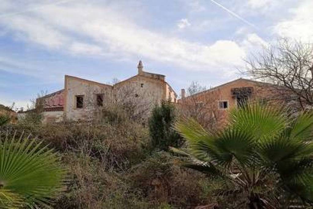 EINZIGARTIGES GEBÄUDE IM ZENTRUM DER INSEL MENORCA
