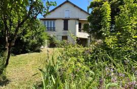 €86000 - Stone House with Great Potential - 3 Bedrooms, Garden, and Attic to Convert