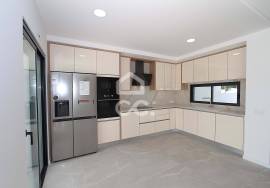 Modern design 3 bedroom villa with basement and swimming pool, in Alcantarilha
