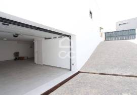 Modern design 3 bedroom villa with basement and swimming pool, in Alcantarilha
