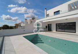 Modern design 3 bedroom villa with basement and swimming pool, in Alcantarilha
