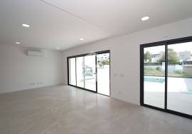 Modern design 3 bedroom villa with basement and swimming pool, in Alcantarilha