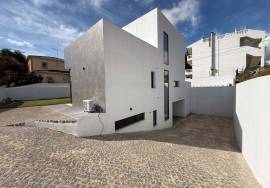 Contemporary Villa Located in Albardeira