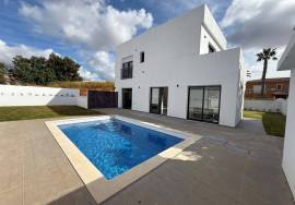 Contemporary Villa Located in Albardeira