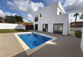 Contemporary Villa Located in Albardeira